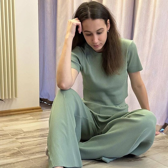 Трикотажный костюм: топ и брюки