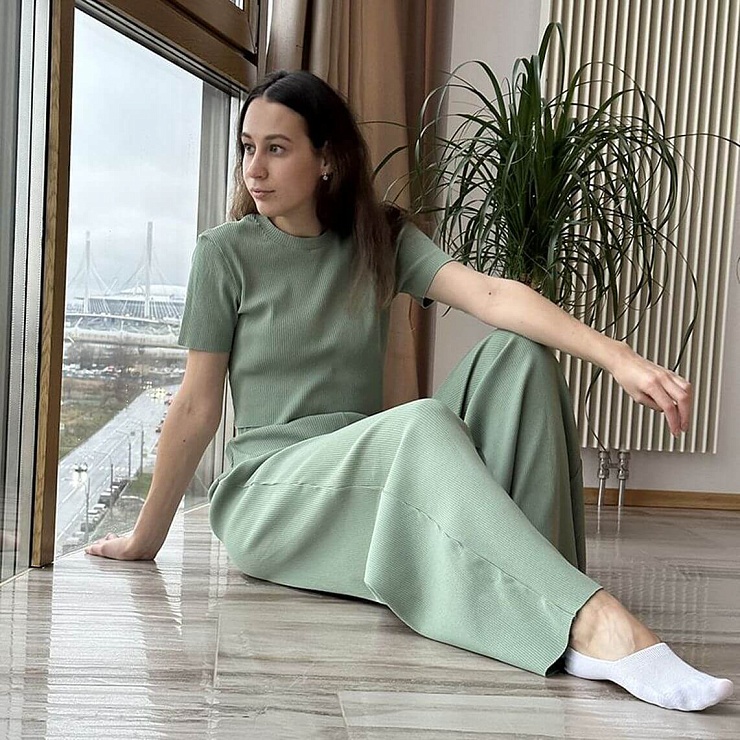 Трикотажный костюм: топ и брюки