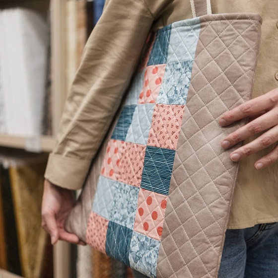 Сумка и косметичка: комплект в технике лоскутного шитья