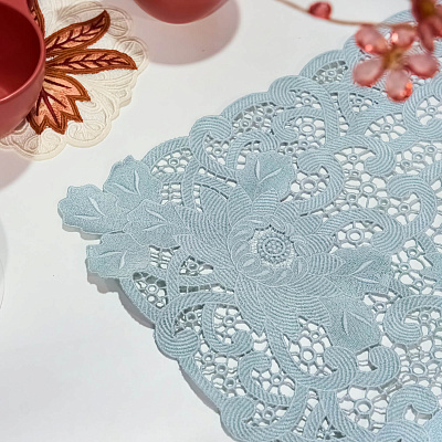 Украшать изделия вышивкой