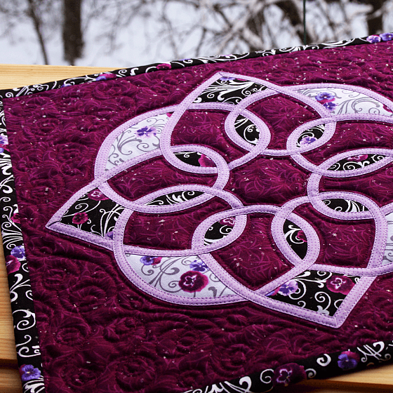 Лоскутная подушка с кельтским орнаментом